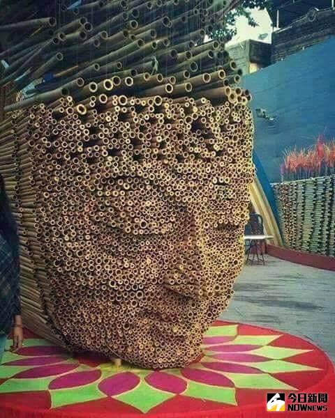 ▲藝術品的深奧，這張佛祖臉令人密集恐懼症爆發。（圖／翻攝自爆廢公社）