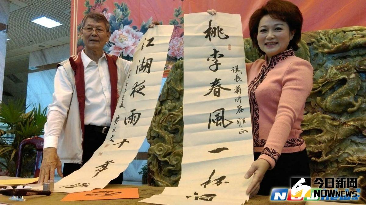 ▲書法家揮毫贈春聯，嘉義巿議長蕭淑麗熱情參與，祝福大家過個吉祥富貴的好年。（圖／記者 邱嘉琪攝）