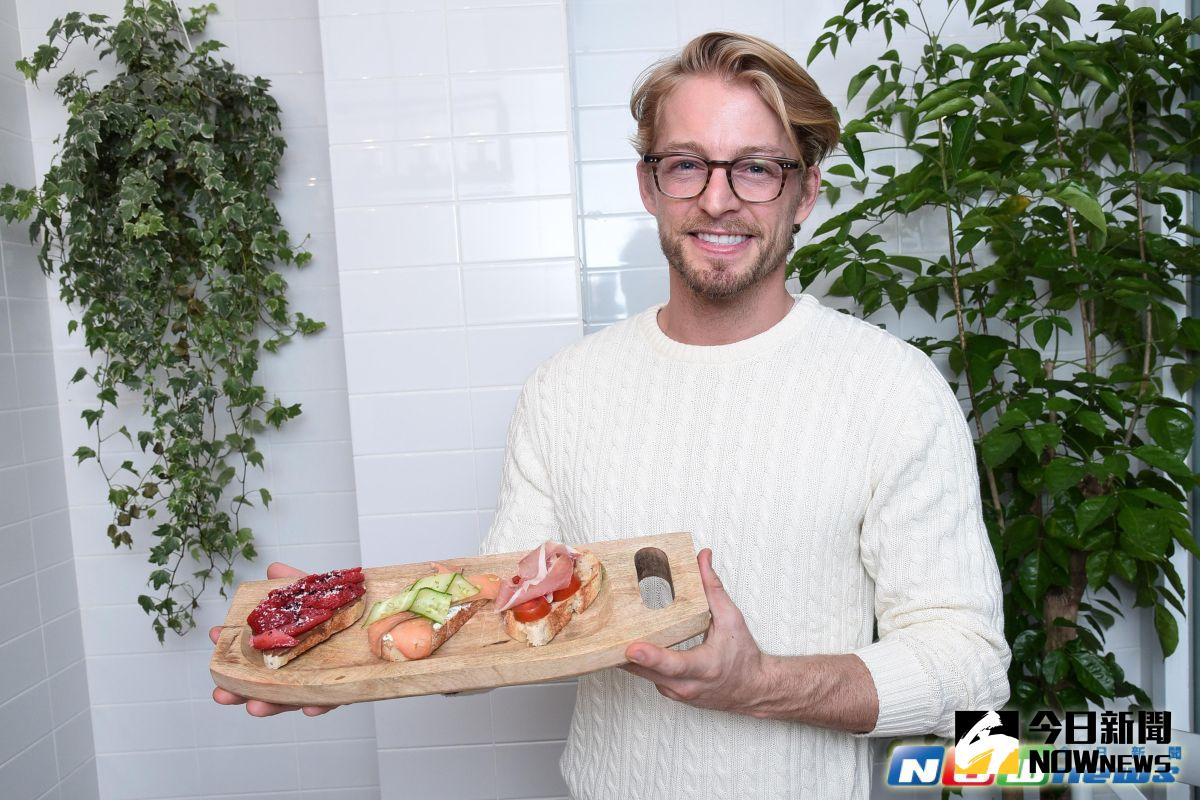 ▲型男法比歐上菜囉！教你間單製作法式小拼盤。（圖／記者林柏年攝，2017.01.21）