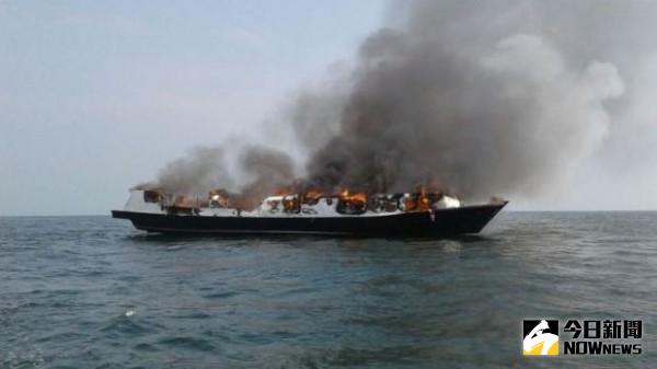 ▲印尼渡輪海上發生火燒船，23人死亡17人失蹤。（圖／翻攝自雪梨晨驅報）