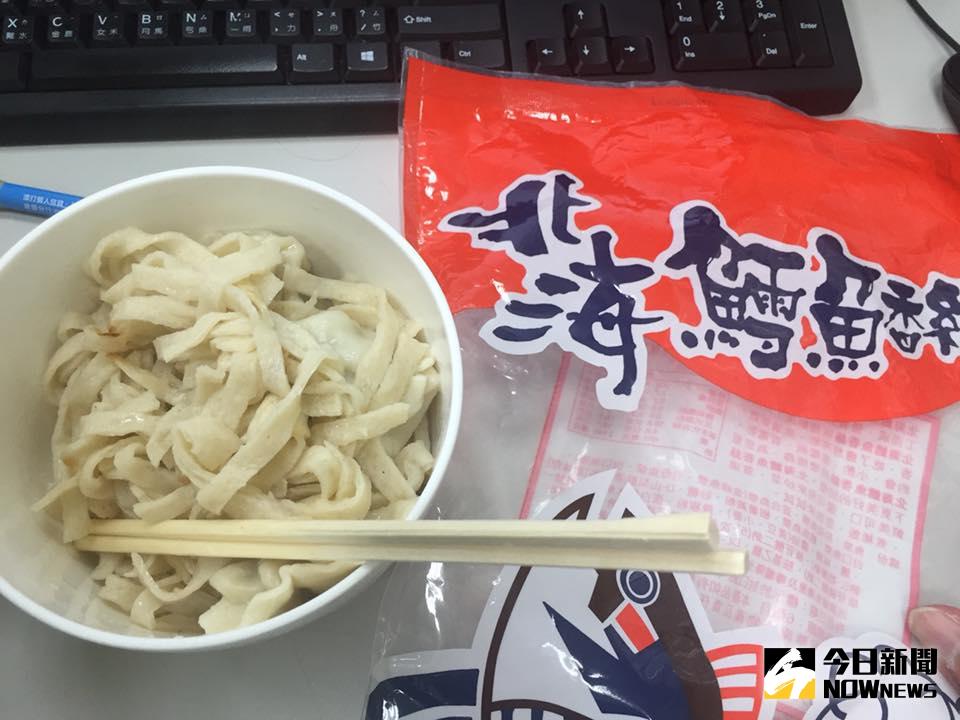 ▲鱈魚香絲煮過當乾麵吃，曼妙好滋味停不了口。（圖／翻攝自爆廢公社）