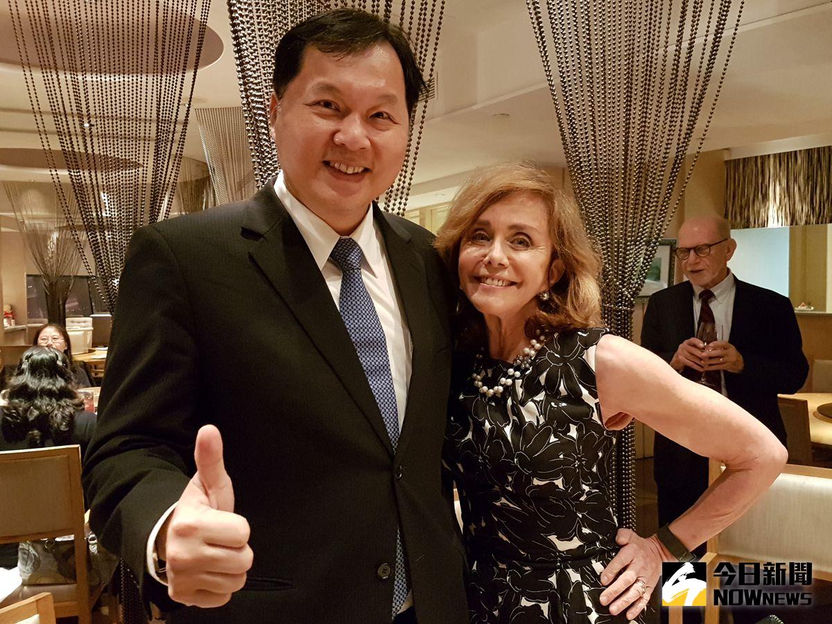 ▲70歲加拿大美女教授(右)與王正坤醫師。