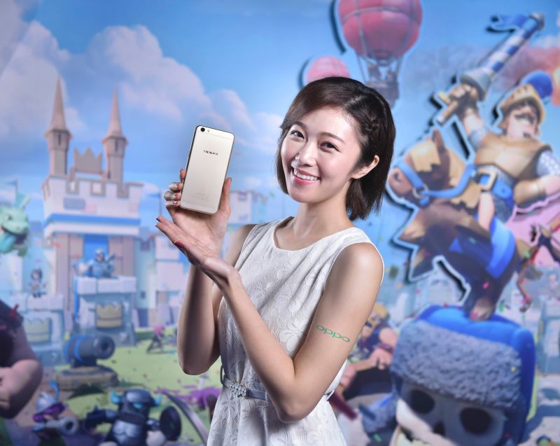 ▲OPPO R9s已於去年年底在台上市，不但拍照功能再升級，更優化手機流暢度與網路收訊，成為手遊玩家的最佳選擇。（圖／公關公司提供）