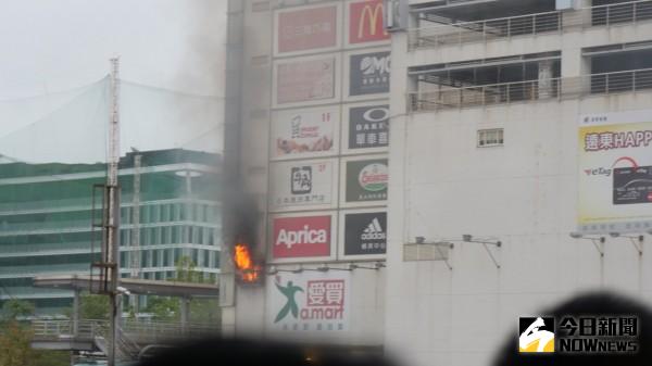 ▲大直愛買2樓竄火舌，警消到場灌救。（圖／翻攝自批踢踢）