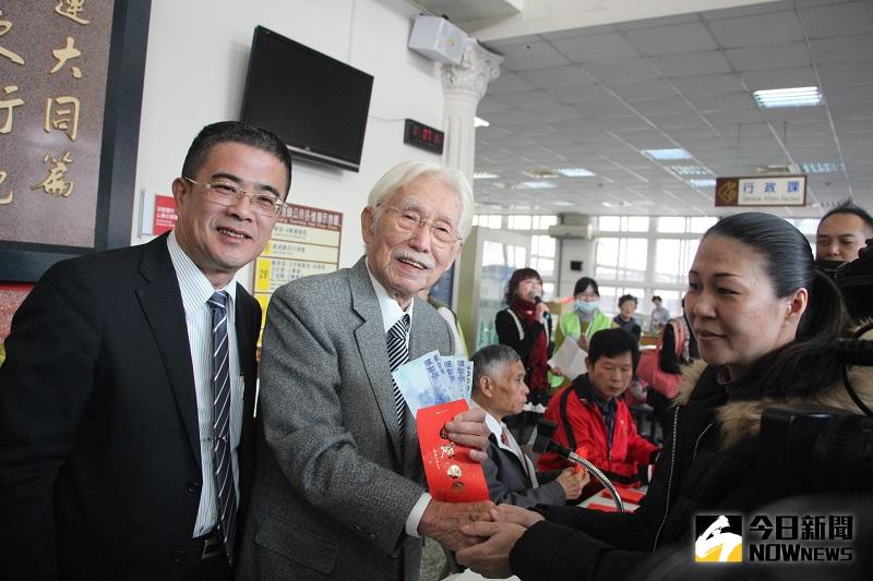 ▲旅北企業家辜寬敏回鹿港老家，捐助低收戶與邊緣戶鄉親5000元「大紅包」。（圖／記者鄧富珍攝）