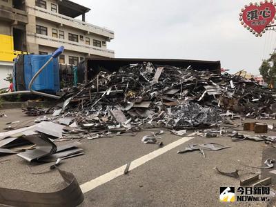 一輛載運廢金屬的曳引車，6日行經新竹市西濱路1段時，疑重心不穩，車斗翻覆到對向車道，車上廢金屬散落一地，波及一部自小客車，造成1人輕傷送醫。（民眾提供）中央社記者魯鋼駿傳真 106年1月6日