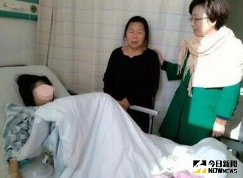 ▲10歲女童患巨乳症，手術切除重達4公斤雙乳。（圖／翻攝自揚子晚報）