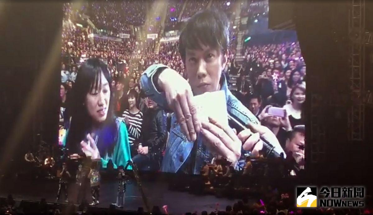 ▲在16日香港周杰倫演唱會中，陳冠霖當場將票根「一秒變日期」，女粉絲當場淚崩。（圖／翻攝自魔術師陳冠霖粉絲團2017.01.18）