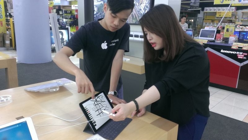 ▲因應電腦展火熱展開，燦坤加碼自7月29日到 8月7日，一連10天祭出蘋果全系列商品最高折10%的優惠，若是刷指定銀行信用卡，最高還可回饋2%。（圖／燦坤提供）