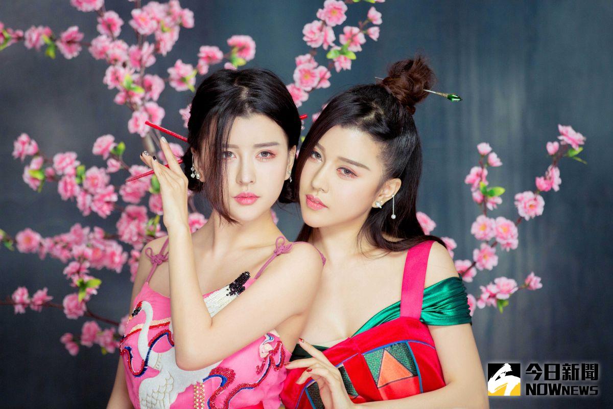 ▲BY2兩姊妹Miko（左）、Yumi要大家學跳原創桃花舞，年後瘦身就靠這支。（圖／海蝶音樂，2017.01.13）