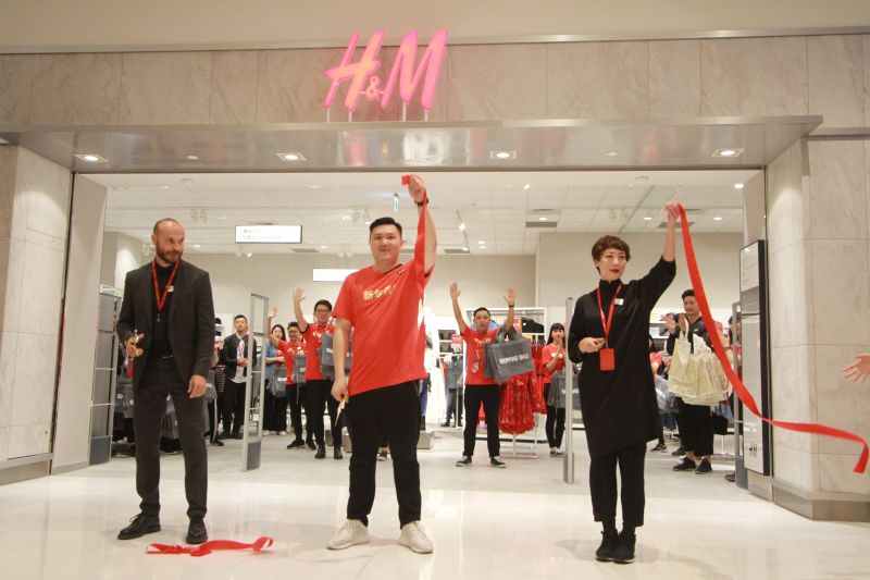 ▲H&M花蓮店盛大開幕，(左起)台灣香港澳門銷售經理Alessandro Picardi、台灣區域銷售經理 李郡、H&M花蓮遠東百貨門市店長陳忠義出席剪綵。（圖／鄭志宏攝影）