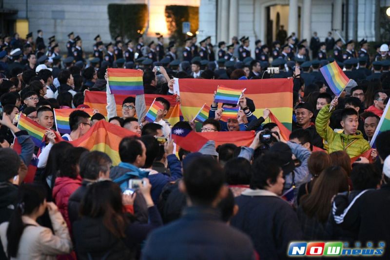 ▲今年元旦升旗典禮，群眾中有人手持彩虹旗表達其立場。（圖／記者林柏年攝,2017.01.01）