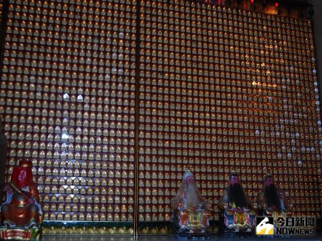 外埔區無極三清總道院即日起接受信眾安太歲及點光明燈工作，主任  委員鄭銘輝表示承辦有萬年燈登記，長期接受誦經讀疏文祈福，保佑  信眾平安。記者陳榮昌／攝