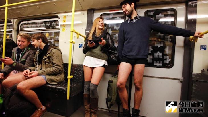 ▲紐約地鐵無褲日，上千民眾只穿內褲搭乘地鐵。（圖／翻攝自Improv Everywhere）