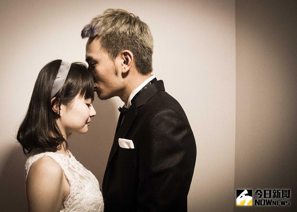 ▲楊大正（右）不忘婚誓「永願捍衛宜農做自己的權利」， 將當鄭宜農（左）人生中最強力的後盾。（圖／翻攝自鄭宜農臉書）