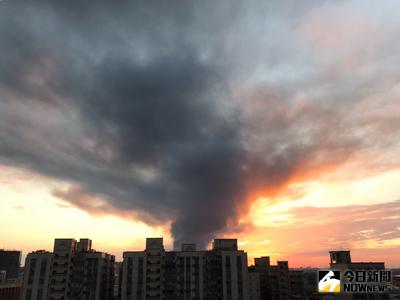 泰豐輪胎大火，桃園市府18日表示碳黑粒子落塵主要集中在平鎮，已要求進行災損回報，同時以學校及公園為優先清理場所。（資料照片）中央社記者邱俊欽桃園攝　106年1月18日