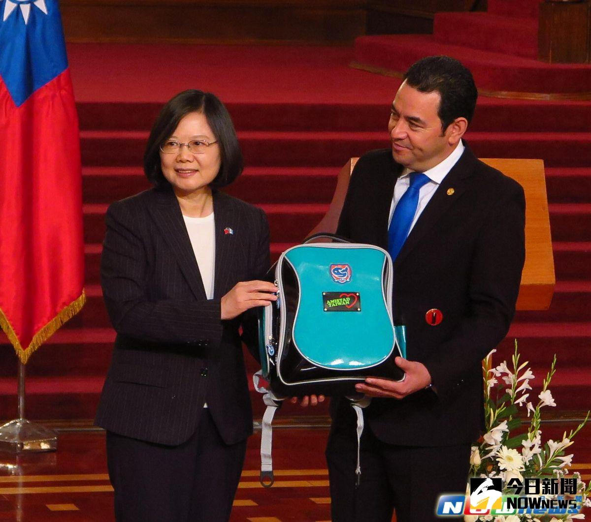 ▲總統蔡英文致贈書包給瓜地馬拉。（圖／記者彭媁琳攝,2017.01.11）