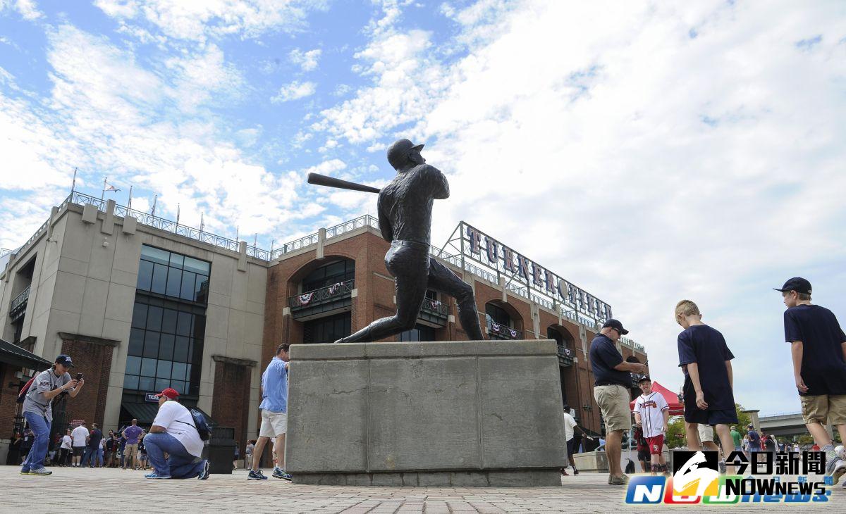 ▲勇士特納球場的Hank Aaron像是著名景點。（圖／美聯社／達志影像）