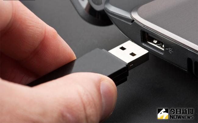 ▲專家提醒，看到來路不明的USB隨身碟不要直接插入電腦，可能藏惡意程式，嚴重的話恐燒毀主機板。（圖／翻攝自網路）