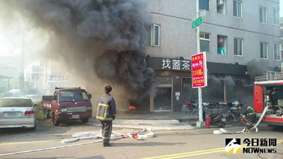 苗栗市北安街上的找蓋茶餐飲店8日傳出火警意外，現場濃煙密佈、竄出陣陣火光，消防隊拉出多條水線灌救，不到10分鐘就控制火勢，1名店員嗆傷，不排除炊事不慎引發火警。中央社記者管瑞平攝　106年1月8日