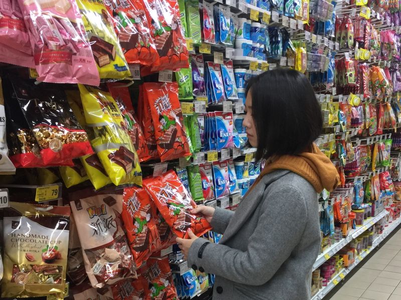 ▲大潤發統計最熱賣前7大零食中，有6家都是40年以上的台灣老字號品牌，其中銷售冠軍是77乳加巧克力，一年賣出逾50萬包，重量跟載滿400人的波音787客機一樣重。（圖／大潤發提供）