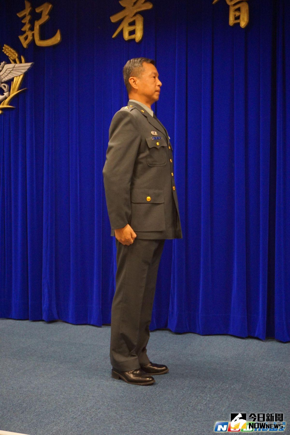 ▲國防部發言人陳中吉示範握拳立正姿勢。（圖／記者呂炯昌攝影）