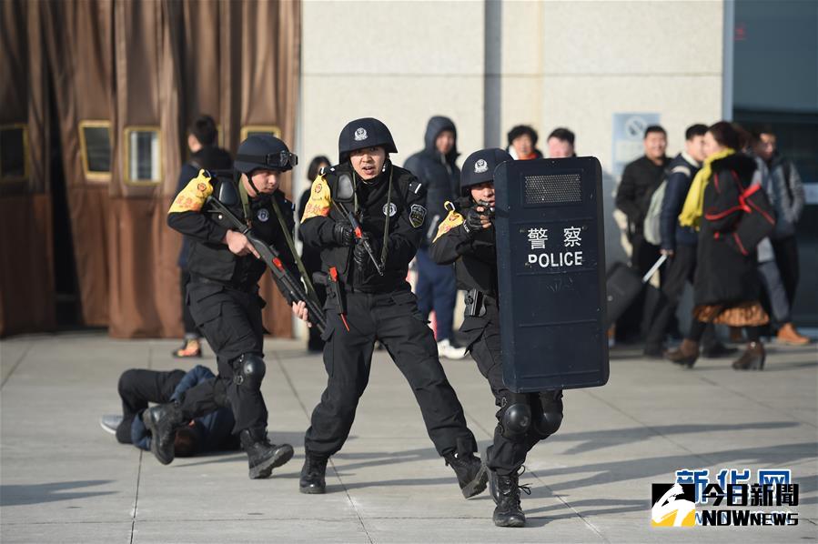 1月11日，呼和浩特鐵路公安處特警支隊隊員在進行反恐處突演練。