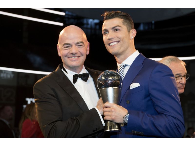 Cristiano Ronaldo（右）從FIFA主席Gianni Infantino（左）手中接下「FIFA年度世界最佳男足球員」獎。（圖／美聯社／達志影像）