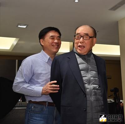 前行政院長郝柏村（右）21日在台北表示，台灣與強權關係應保持平衡，靠向任何一方對台灣人民都是不利的。左為郝柏村兒子、國民黨副主席郝龍斌。中央社記者王飛華攝 106年1月21日