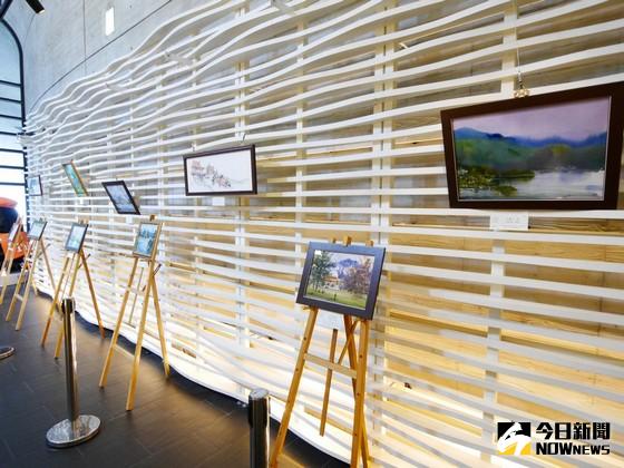 ▲37位來自海內外藝術家用愛心盡情地揮灑的作品，在向山遊客中心日昇月恆藝廊展出。