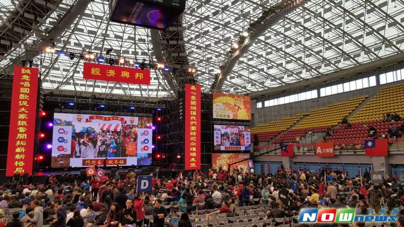 ▲鴻海愛心歡樂嘉年華會場國旗滿場高掛，舞台兩邊也有「真心愛國旗讓我們團結迎向璀璨未來」、「誠意唱國歌促大家振奮開拓嶄新格局」的標語。（圖／記者許家禎攝，2016.1.31）