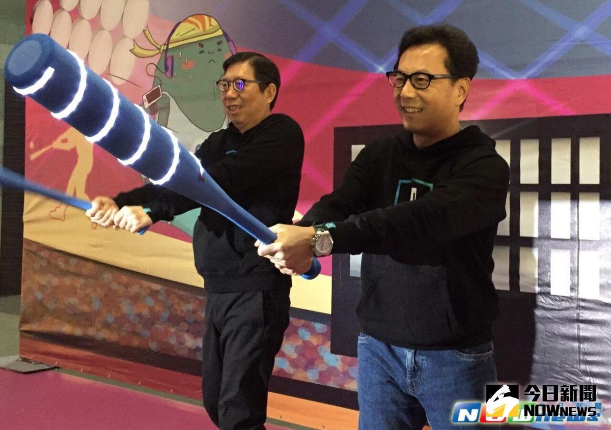 ▲富邦金控舉行台北場謝年會，並走「運動風」，富邦集團董事長蔡明忠（右）與富邦金董事長蔡明興身著運動帽T現身。（圖／記者顏真真攝，2017.1.14）