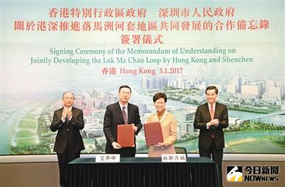 香港特區行政長官梁振英（右一）與深圳市委書記兼市長許勤（左一）見證香港特區政務司司長林鄭月娥（右二）與深圳市副市長艾學峰（左二）交換備忘錄。