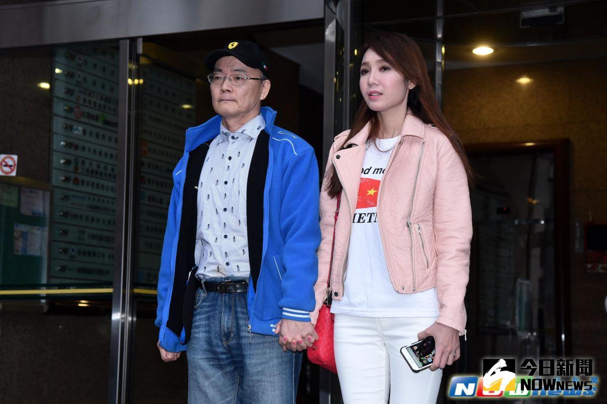 ▲海倫清桃與戴先生開說明會 。（圖／記者林柏年攝，2017.1.08）