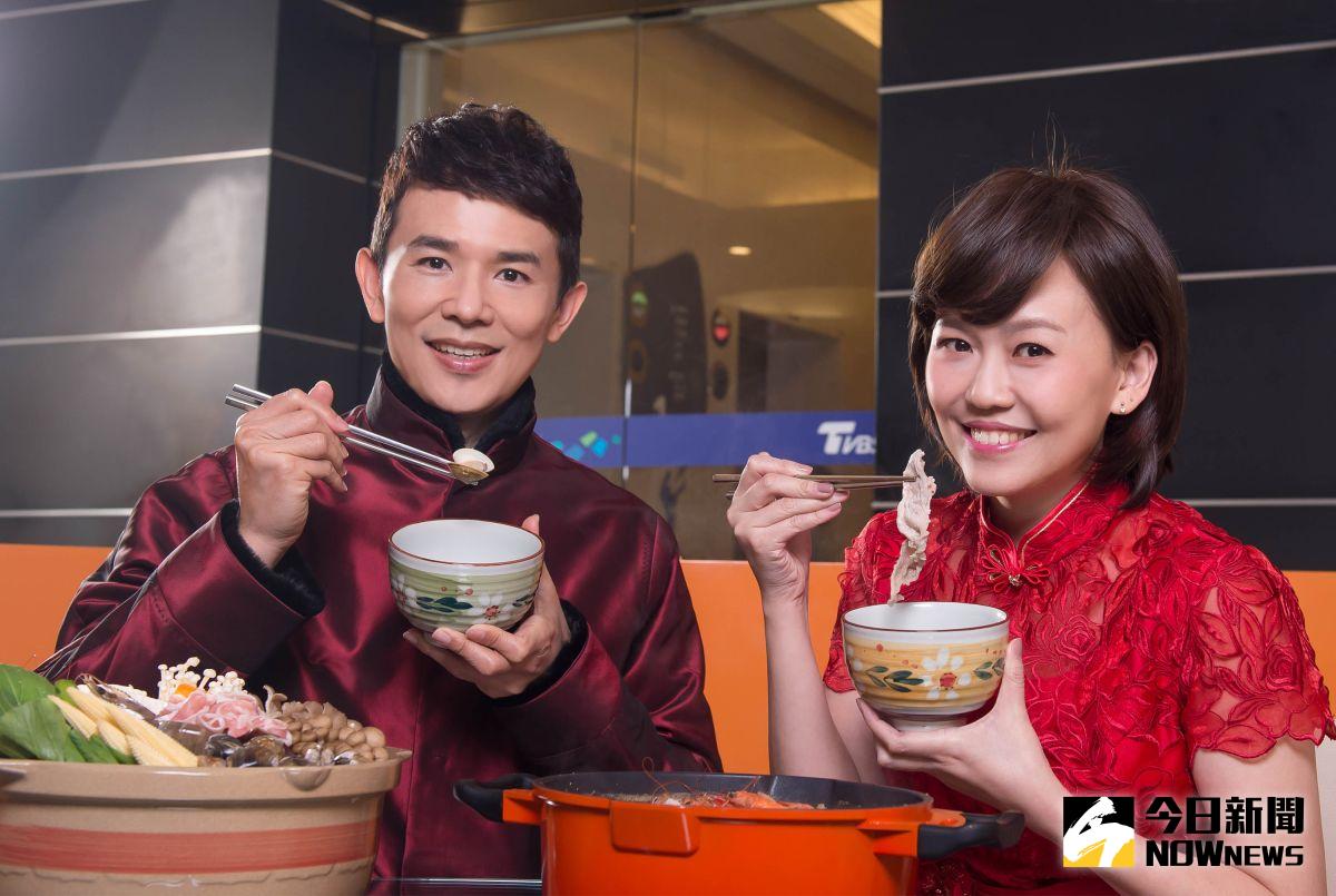 ▲謝向榮（左）廖芳潔圍爐嗑火鍋，伴觀眾守歲迎雞年。（圖／TVBS提供，2017.1.26）