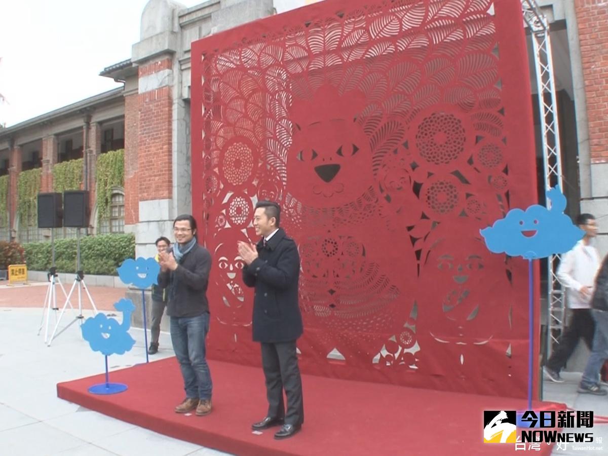 ▲大型剪紙竹市府前揭幕　伴市民喜迎金雞年。（圖／記者萬世璉攝）