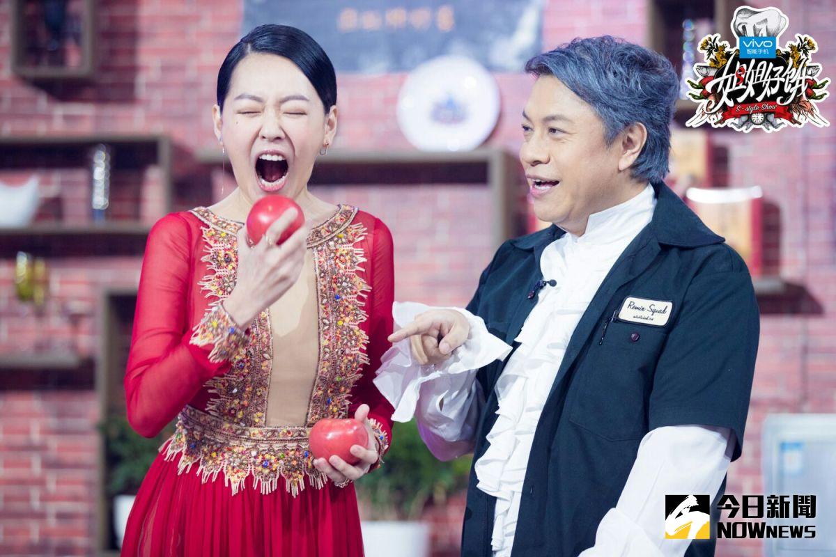 ▲小S（左）主持的《姐姐好餓》因尺度太大，遭官方下架處理。（圖／翻攝自姊姊好餓微博，2017.01.06））