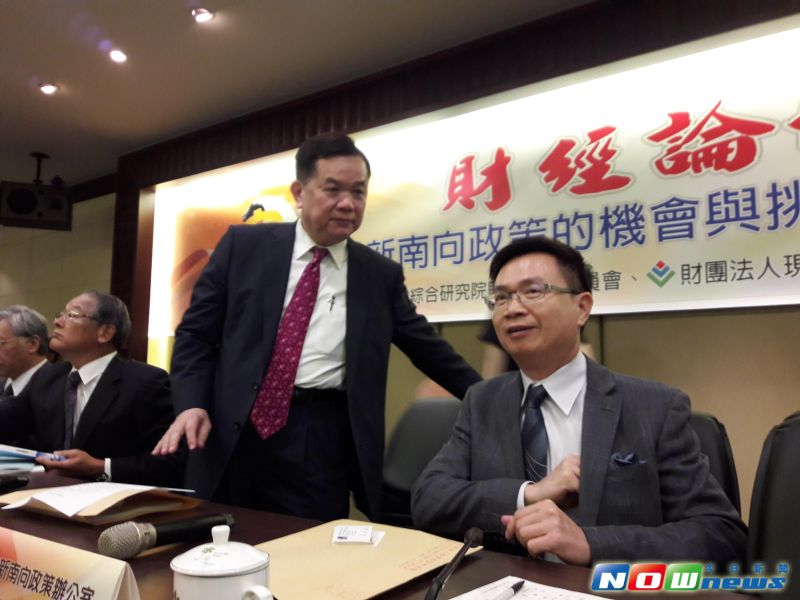 ▲總統府新南向政策辦公室主任黃志芳（右1），15日下午出席「新南向政策的機會與挑戰」產官學研討會。（圖／記者趙曉慧攝，2016.08.15）