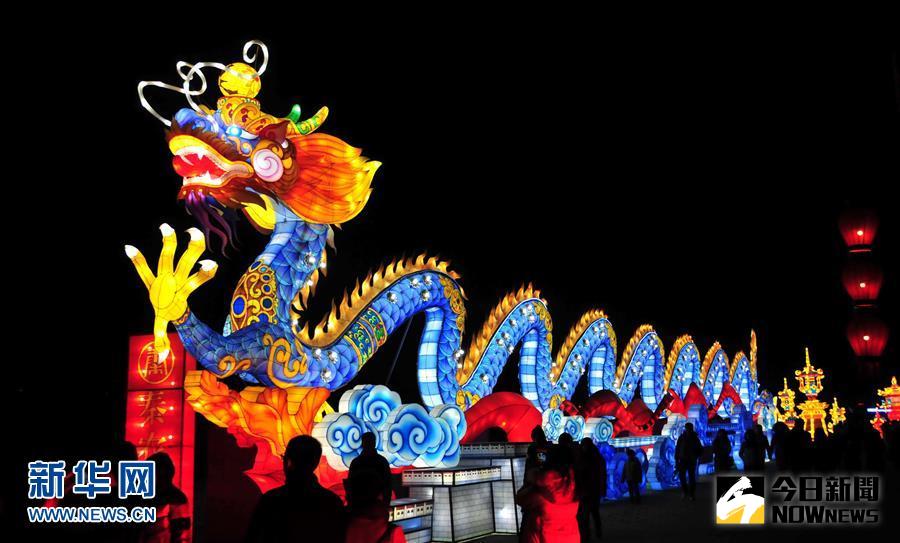 西安城牆新春燈會中的巨龍花燈（1月21日攝）。