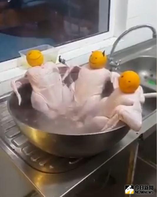 ▲無毛雞泡三溫暖　影片笑翻網友。（圖／翻攝自臉書）