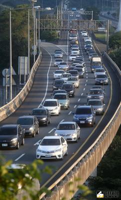 元旦連假最後一天，2日下午國5雪隧北上路段車多，石碇隧道附近時速緩慢、開始塞車。中央社記者鄭傑文攝　106年1月2日