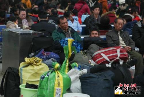 1月16日，武漢漢口火車站候車大廳裡，等待進站上車的乘客進入了夢鄉。