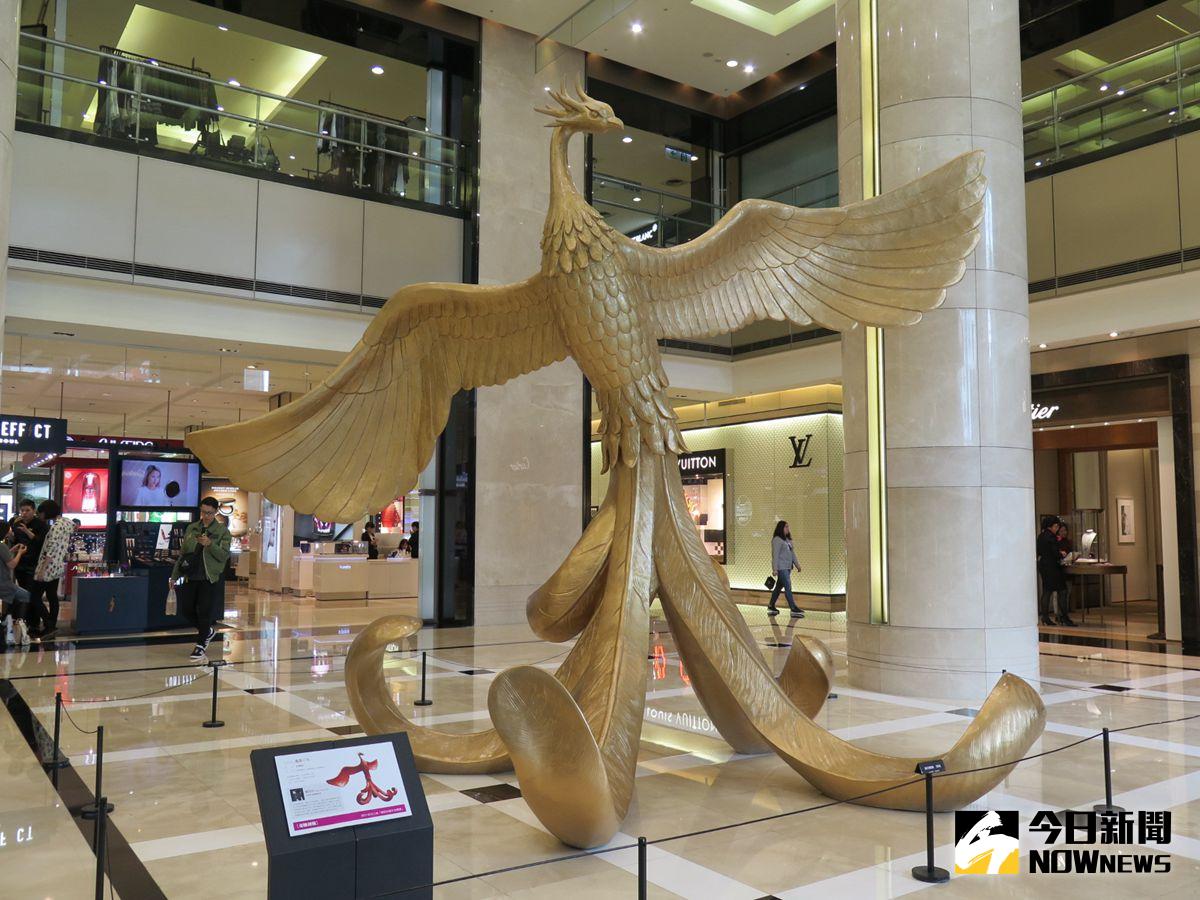 ▲亞洲現代雕塑藝術家賴冠仲，高達4公尺的鳳凰作品佇立於新光三越台南新天地G樓大廳。