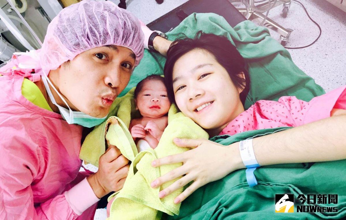 ▲羅文裕（左）貼心陪老婆進產房，喜獲珍貴女兒。（圖／羅文裕提供，2017.01.30）