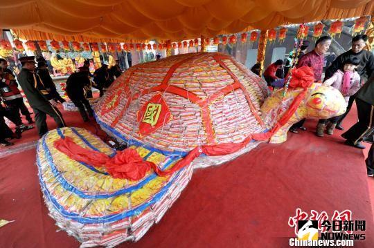 2月6日，2.5萬公斤『大米龜』亮相福建泉州，為兩岸民眾送福。