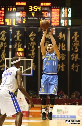▲張智峰（投籃者）第四節為球隊挺身而出。（圖／籃協提供）