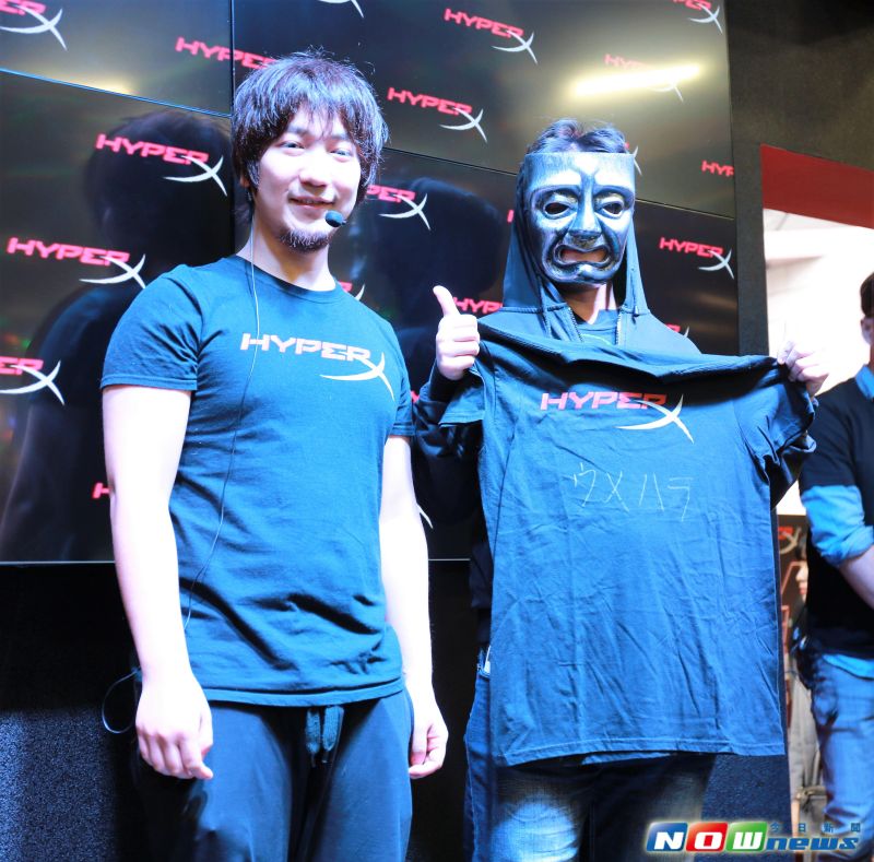 ▲HyperX於今(21)日在台北電玩展邀請到 梅原大吾與素人玩家進行表演站。（圖／記者徐浩偉.106.1.21）