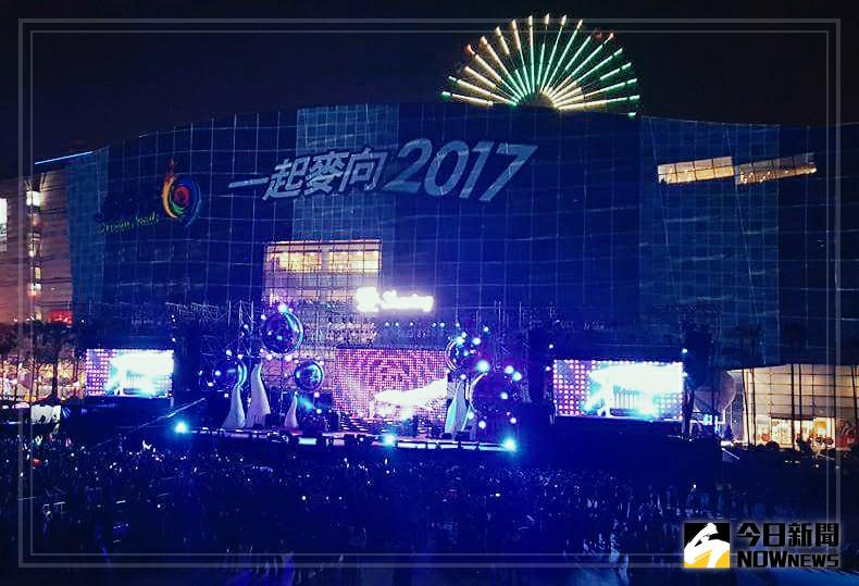 ▲老翁在高雄夢時代跨年晚會，趁人潮眾多猥褻3女。（圖／翻攝自夢時代購物中心臉書粉絲團）