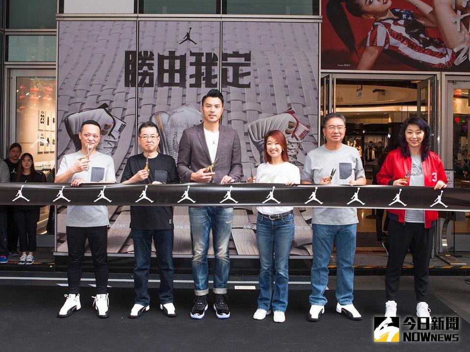 ▲微風松高JORDAN品牌旗艦店開幕，邀請退役球星陳信安(左3)剪綵。（圖／微風提供）