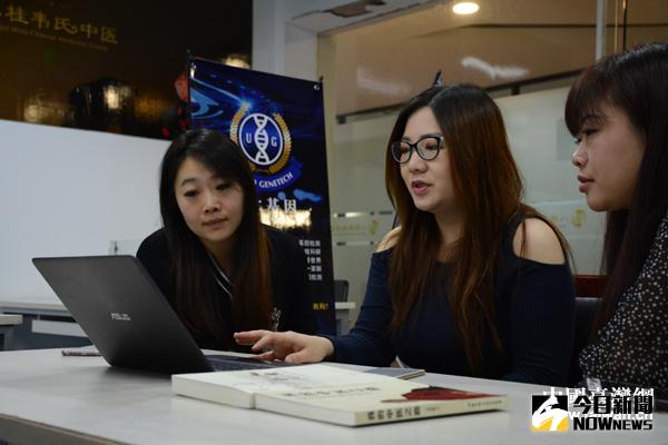 燿麒科技股份有限公司董事長李巧如（中）正在介紹公司業務。